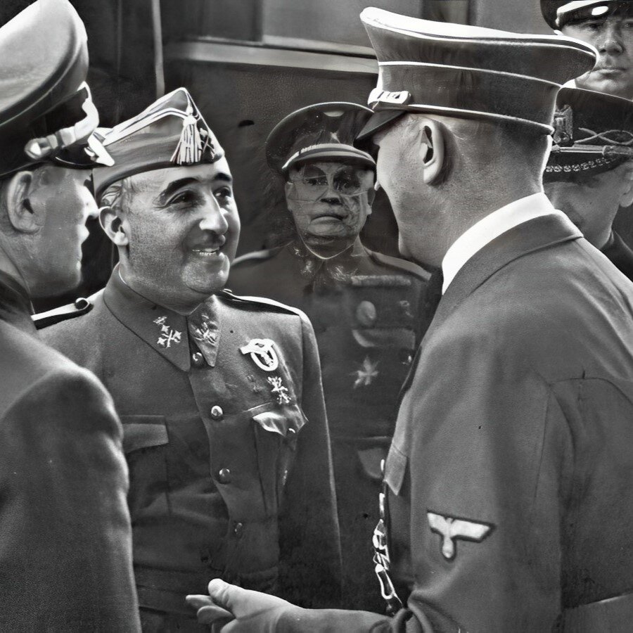 Franco et Hitler discutent avec le sourire.